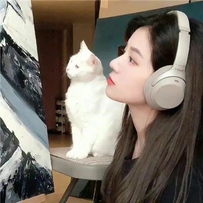 她的双眼背后